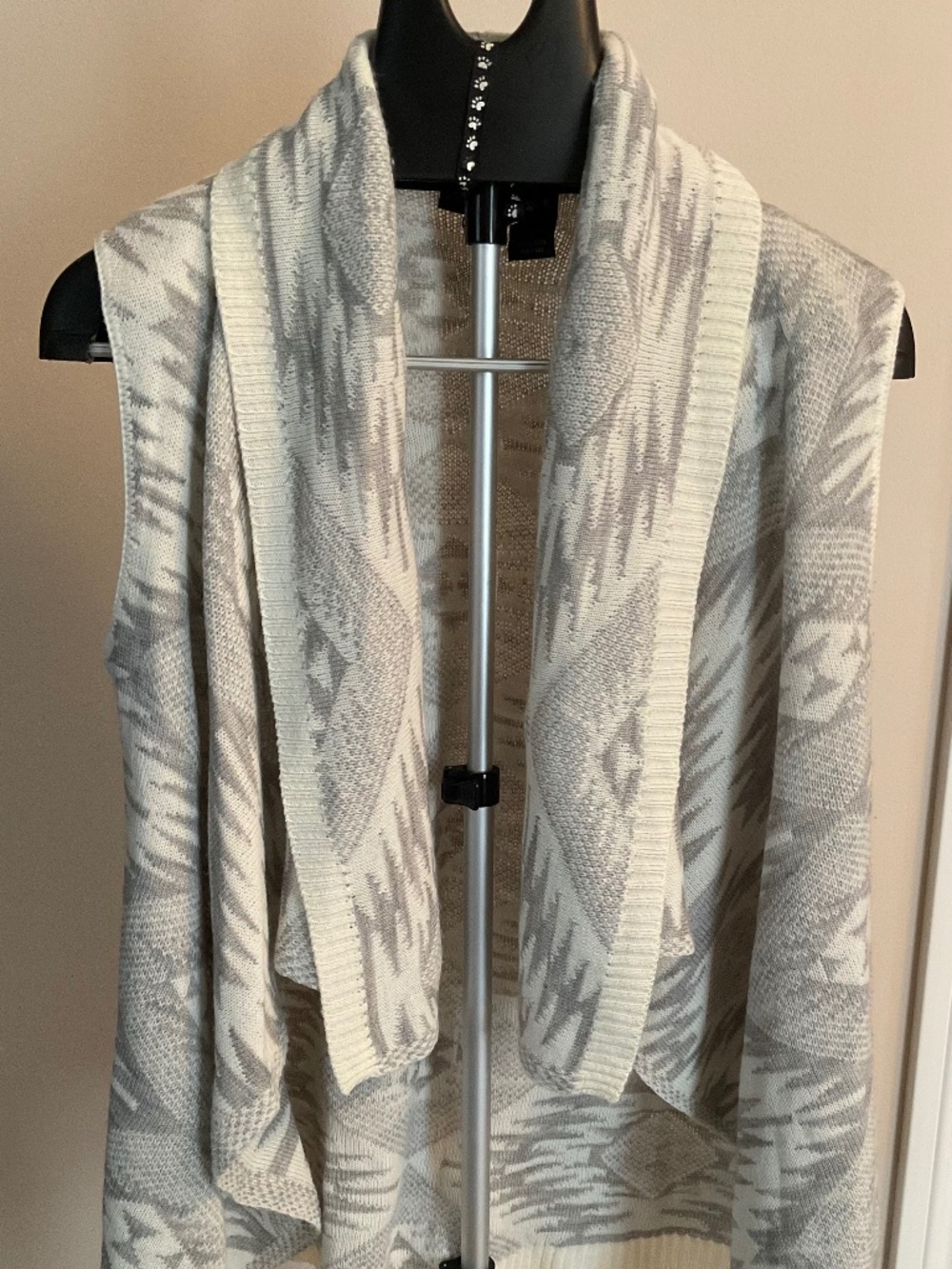 Cardigan open front with Aztec design Alloy cream & gray size Med